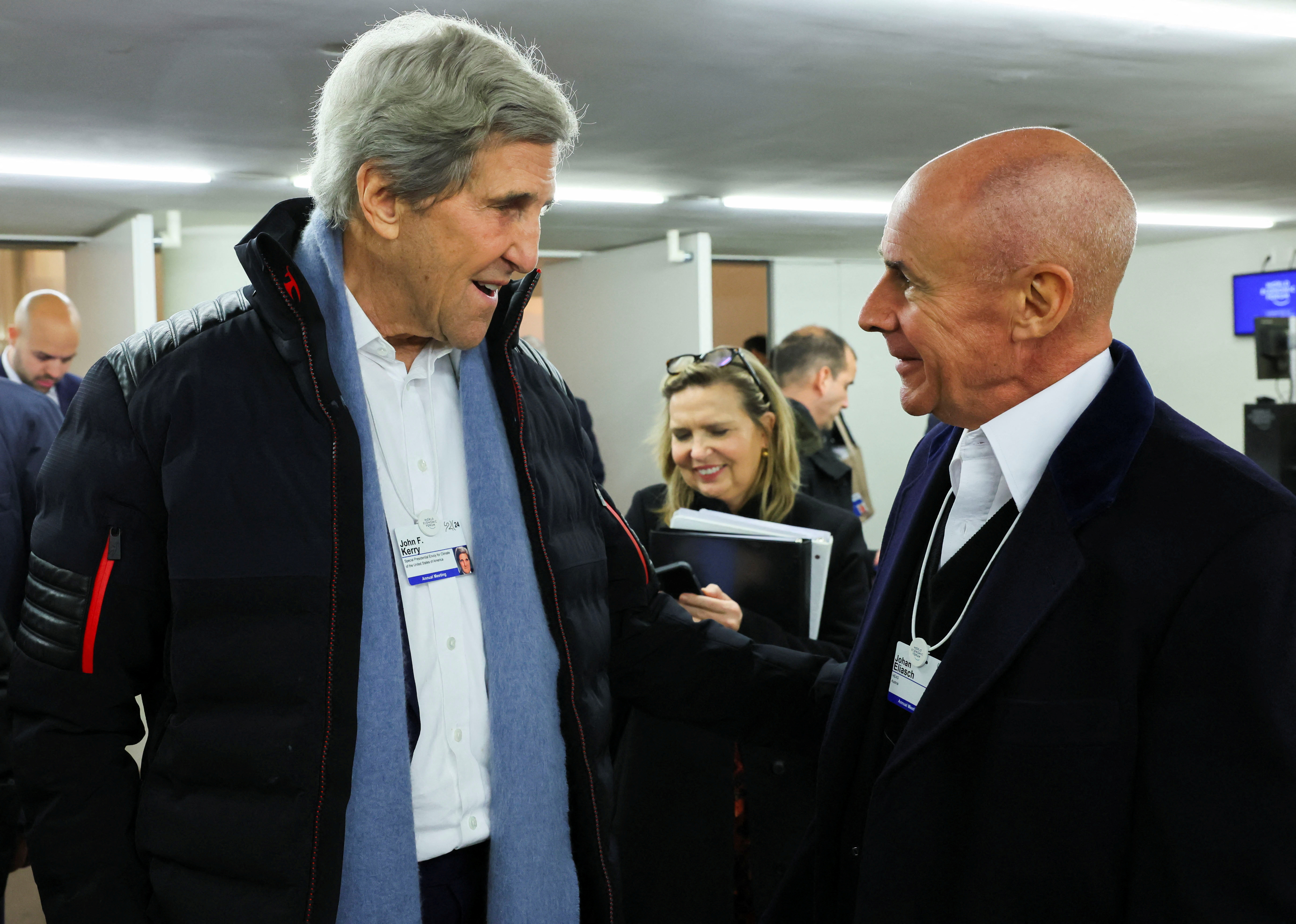 &copy; Reuters. U.S. Special Presidential Envoy for Climate John Kerry speaks with President of the International Ski Federation Johan Eliasch during the 54th annual meeting of the World Economic Forum in Davos, Switzerland, January 16, 2024. REUTERS/Denis Balibouse
