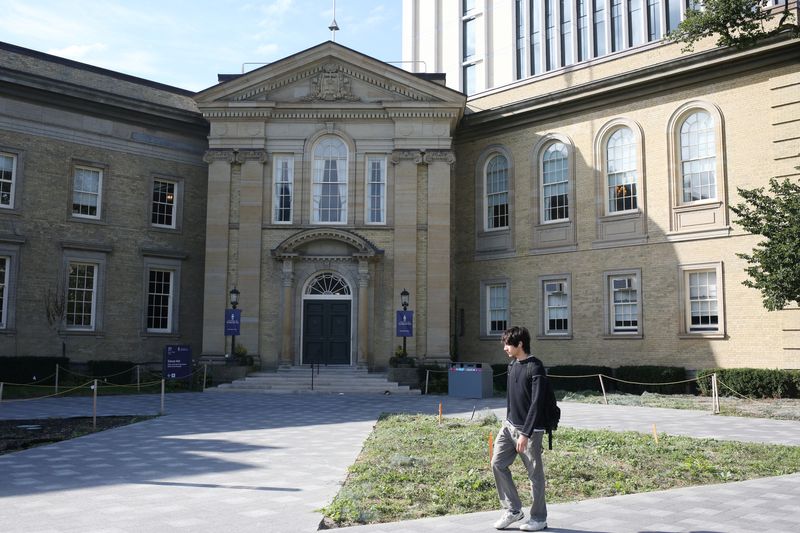 &copy; Reuters. A student walks in front of the University of Toronto, St. George campus, in Toronto, Ontario, Canada September 26, 2023.  REUTERS/Wa Lone/File Photo