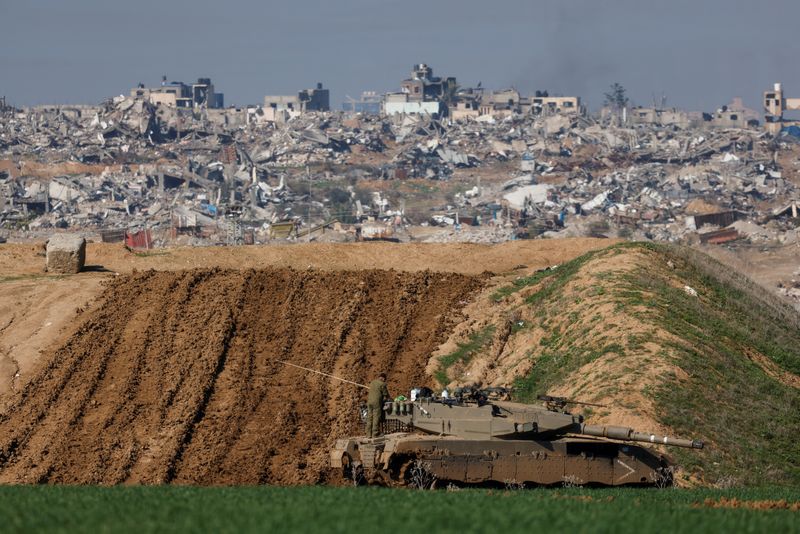 &copy; Reuters. Soldado israelense sobe em tanque em Gaza em vista a partir de Israel
16/01/2024
REUTERS/Amir Cohen