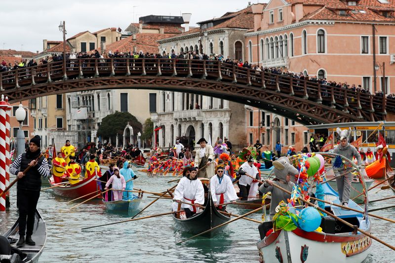 &copy; Reuters. Foto de archivo de la fiesta del Carnaval de Venecia en el Gran Canal 
Feb 5, 2023. REUTERS/Remo Casilli/
