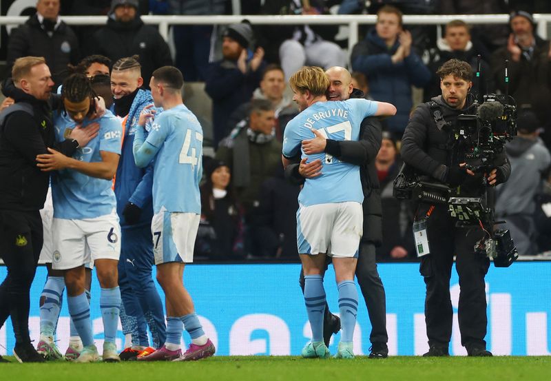 &copy; Reuters. لاعبي مانشستر سيتي رفقة مدربهم بيب جوارديولا عقب مباراتهم ضد نيوكاسيل يونايتد في الدوري النجليزي الممتاز لكرة القدم في نيوكاسيل يوم 13 يناي