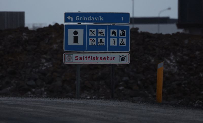 © Reuters. A sign is seen at the end of a road that has been closed following a volcanic eruption on the edge of the town of Grindavik, Iceland, January 16, 2024 REUTERS/Phil Noble