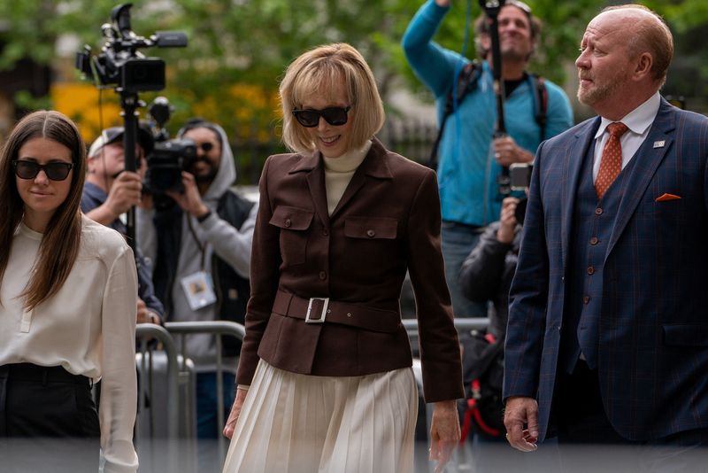 &copy; Reuters. E. Jean Carroll chega a tribunal federal em Manhattan para continuação de processo civil
09/05/2023
REUTERS/David 'Dee' Delgado