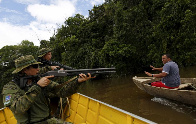 &copy; Reuters. Agentes do Ibama param barco de garimpeiros no rio Uraricoera, em Roraima
15/04/2016
REUTERS/Bruno Kelly