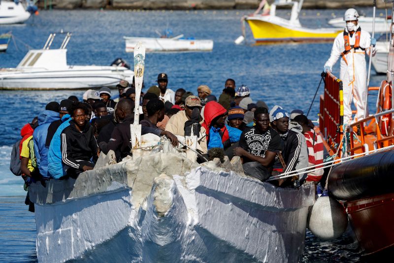 &copy; Reuters. FOTO DE ARCHIVO: Un grupo de migrantes espera a bajar de una embarcación de madera tras ser rescatados por un buque guardacostas español en el puerto de Arguineguín, en la isla de Gran Canaria, España, el 2 de enero, 2024. REUTERS/Borja Suarez/Foto de