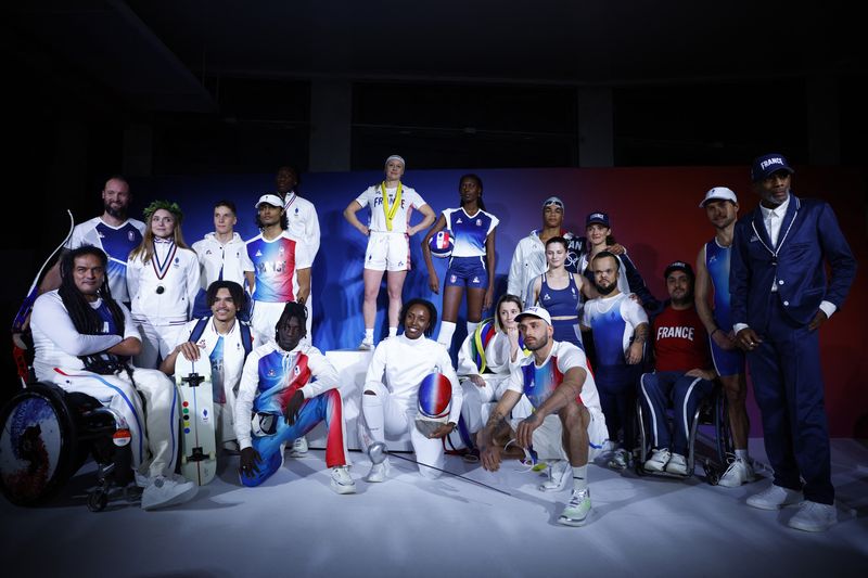 © Reuters. Juegos Olímpicos de París 2024 - Presentación de los trajes olímpicos del equipo de Francia - La Maison du Sport Francais, París, Francia - 16 de enero de 2024 Los atletas presentan los trajes del equipo francés para los Juegos Olímpicos y Paralímpicos de París 2024 por el diseñador Stephane Ashpool para la marca de ropa deportiva Le Coq Sportif durante un evento de presentación a los medios REUTERS/Sarah Meyssonnier 