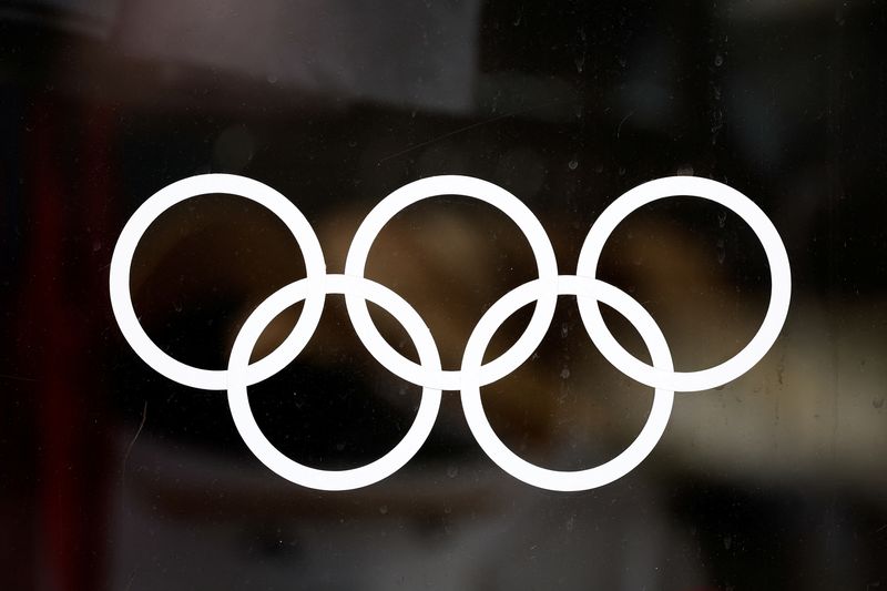 &copy; Reuters. FOTO DE ARCHIVO: Parte del logotipo de los Juegos Olímpicos y Paralímpicos de París 2024,  en una tienda oficial de París 2024 en la Place de l'Opera en París, Francia. 1 de enero de 2024. REUTERS/Benoit Tessier/Fotografía de archivo
