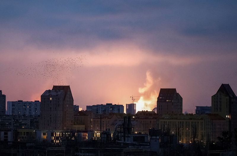 © Reuters. FILE PHOTO: An explosion of a missile is seen in the sky over the city during a Russian missile and drone strike, amid Russia's attack on Ukraine, in Kyiv, Ukraine January 2, 2024. REUTERS/Vladyslav Sodel/File Photo