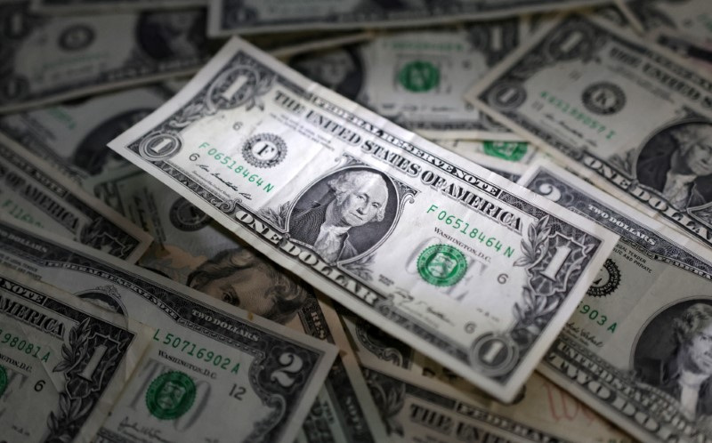 &copy; Reuters. 終盤のニューヨーク外為市場では、ドルが上昇し一時１カ月ぶり高値を付けた。２０２３年３月撮影（２０２４年　ロイター/Dado Ruvic/Illustration）