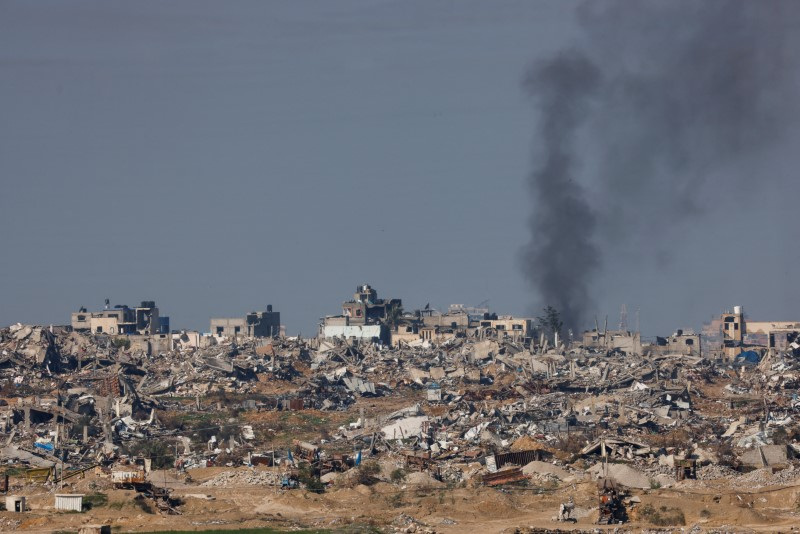 &copy; Reuters. De la fumée s'élève au-dessus de Gaza, dans le cadre du conflit actuel entre Israël et le groupe islamiste palestinien Hamas, vue d'Israël. /Photo prise le 16 janvier 2024/REUTERS/Amir Cohen