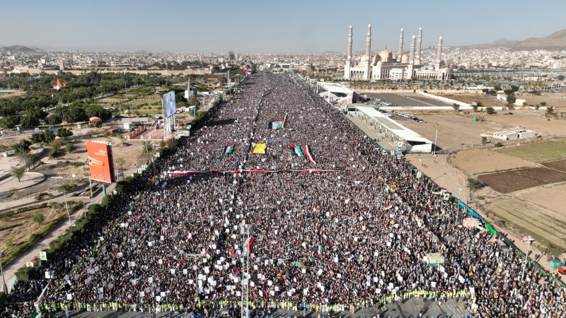 &copy; Reuters. FILE PHOTO: A drone view as Houthi movement supporters rally to denounce air strikes launched by the U.S. and Britain on Houthi targets, in Sanaa, Yemen January 12, 2024. Houth Media Center/Handout via REUTERS/File Photo