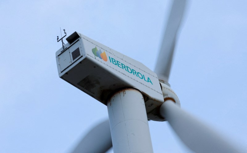 &copy; Reuters. FILE PHOTO: The logo of Spanish utilities company Iberdrola is displayed on wind turbines at Mt. Oiz, near Durango, Spain, February 20, 2023. REUTERS/Vincent West/