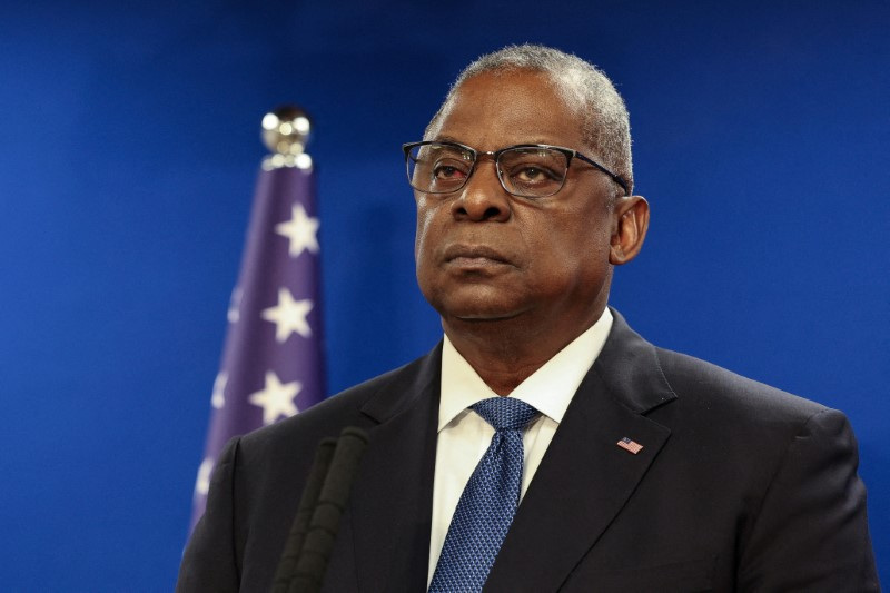 &copy; Reuters. FILE PHOTO: U.S. Secretary of Defense Lloyd Austin looks on during a joint press conference with Israeli Defense Minister Yoav Gallant at Israel's Ministry of Defense in Tel Aviv, Israel December 18, 2023. REUTERS/Violeta Santos Moura/File Photo
