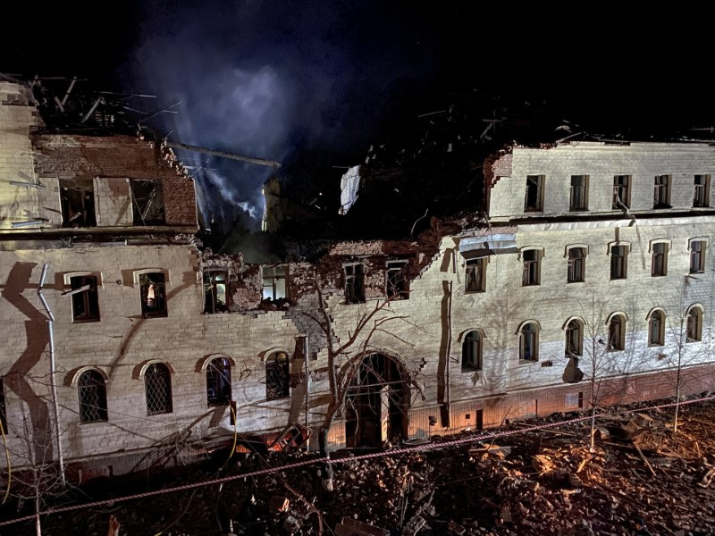 &copy; Reuters. منظر لمنزل سكني متضرر جراء القصف الروسي على مدينة خاركيف يوم الثلاثاء. تصوير: فيتالي هنيدي  - رويترز.