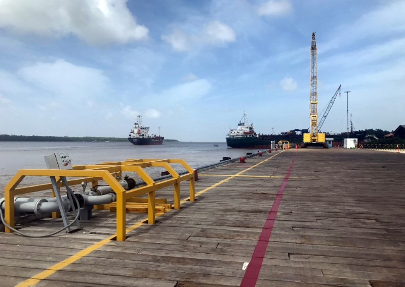 &copy; Reuters. FOTO DE ARCHIVO: Buques que transportan suministros para una plataforma petrolera en alta mar operada por Exxon Mobil se ven en el muelle de Guyana Shore Base Inc en el río Demerara, al sur de Georgetown, Guyana. 23 de enero 2020. REUTERS/Luc Cohen/Archi