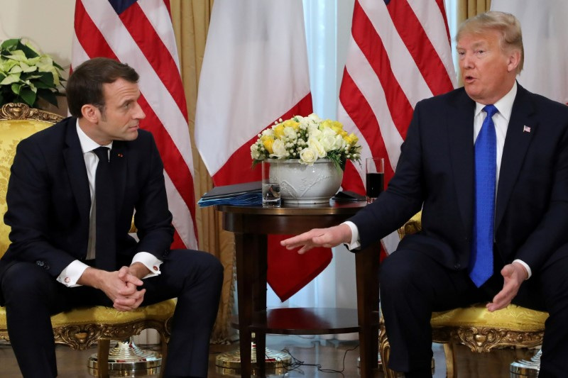 &copy; Reuters.  １月１６日、米共和党の大統領候補指名争い初戦でトランプ前大統領が圧勝した翌日の、フランスのマクロン大統領は記者会見で、選挙で選ばれたリーダーを受け入れると語った。写真は