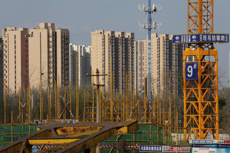 &copy; Reuters. Residential buildings  are pictured near a construction site in Beijing, China April 14, 2022. Picture taken April 14, 2022. REUTERS/Tingshu Wang/File Photo