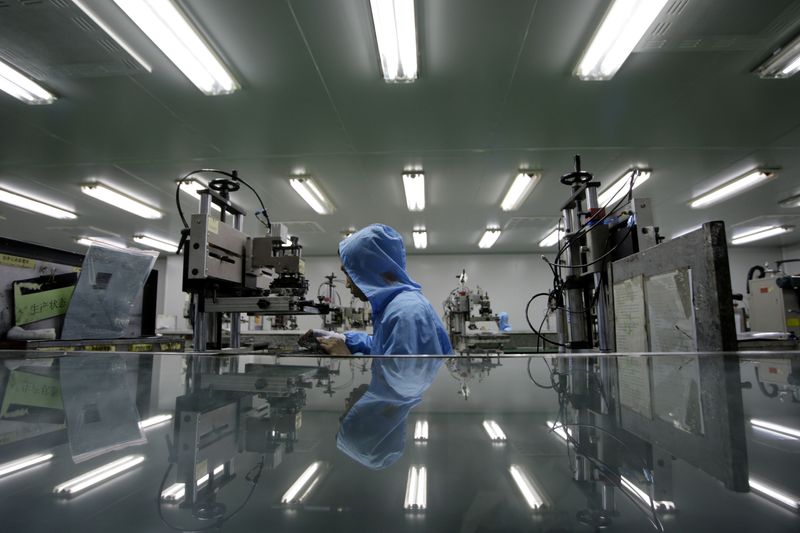 &copy; Reuters. Un homme travaille dans une usine à Dongguan, dans la province de Guangdong, au sud de la Chine. /Photo d'archives/REUTERS/Jason Lee