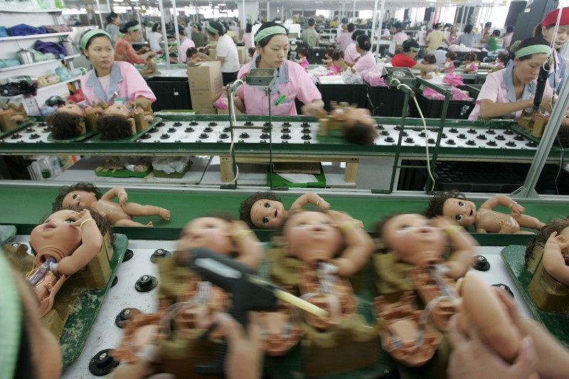 &copy; Reuters. Des ouvriers travaillent sur une chaîne de production dans une usine de jouets à Panyu, dans la province de Guangdong, dans le sud de la Chine. /Photo d'archives/REUTERS/Aly Song 
