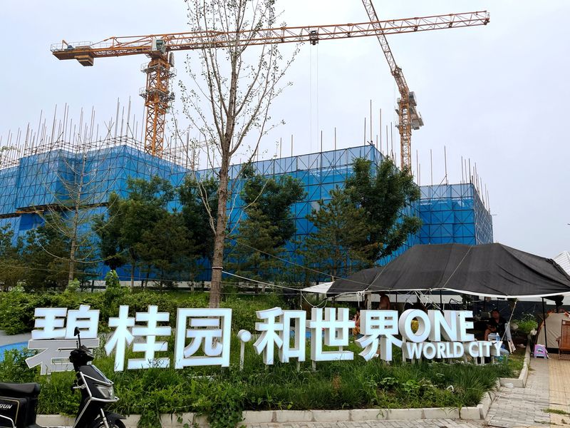 &copy; Reuters. مباني سكنية قيد الإنشاء في بكين يوم 11 أغسطس آب 2023. تصوير: تينغ شو وانغ - رويترز.     