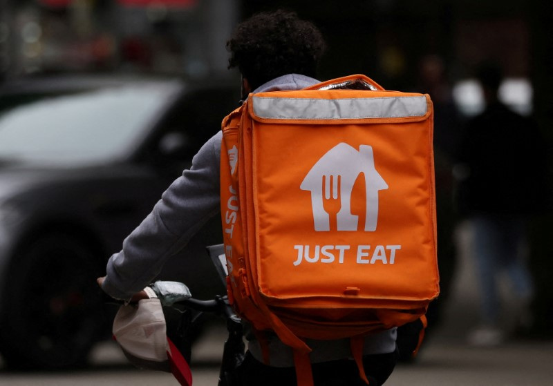 &copy; Reuters. FILE PHOTO: A Just Eat delivery rider cycles through Manchester, Britain, August 23, 2023. REUTERS/Phil Noble/File Photo
