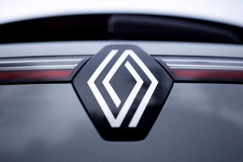 &copy; Reuters. Le logo de Renault sur une voiture lors de la présentation des résultats annuels 2022 du constructeur automobile à Boulogne-Billancourt. /Photo prise le 16 février 2023/REUTERS/Christian Hartmann  