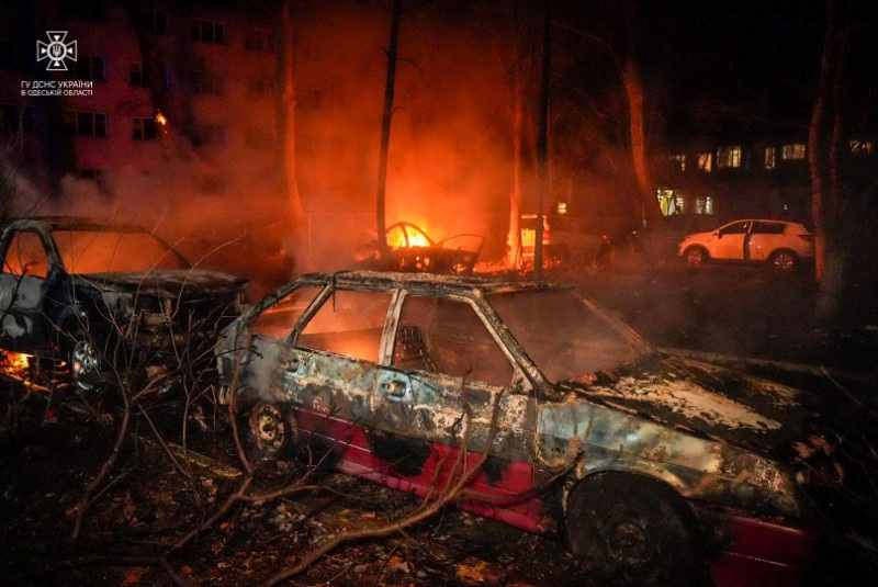 &copy; Reuters. سيارة مدمرة بجوار منازل سكنية تضررت جراء غارة بطائرات مسيرة روسية في أوديسا بأوكرانيا يوم الأربعاء. صورة لرويترز من الخدمة الصحفية لخدمة ال