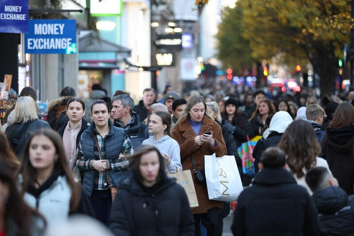 © Reuters. Shoppers walk along Oxford Street in London, Britain November 24, 2023. Reuters/Hollie Adams/files