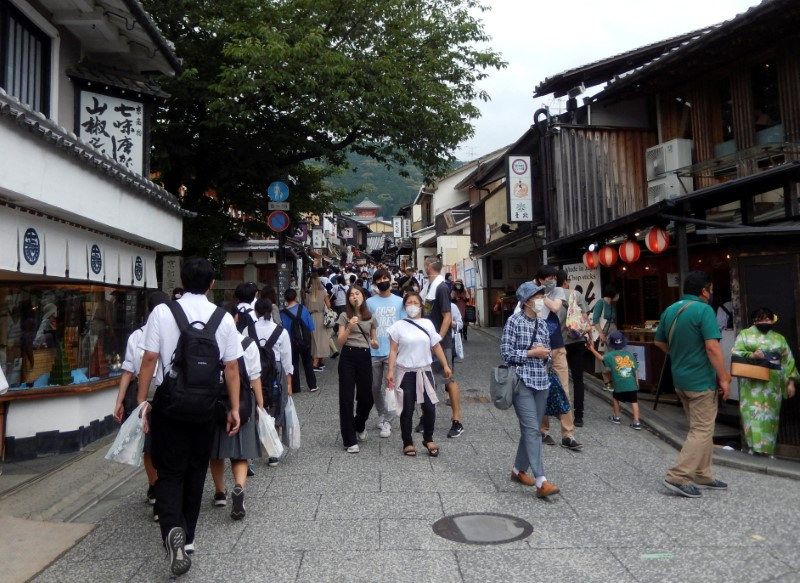 &copy; Reuters. سياح يتجولون بالقرب من معبد كيوميزو ديرا في كيوتو باليابان أحد المقاصد السياحية الشهيرة في البلاد في صورة من أرشيف رويترز .     