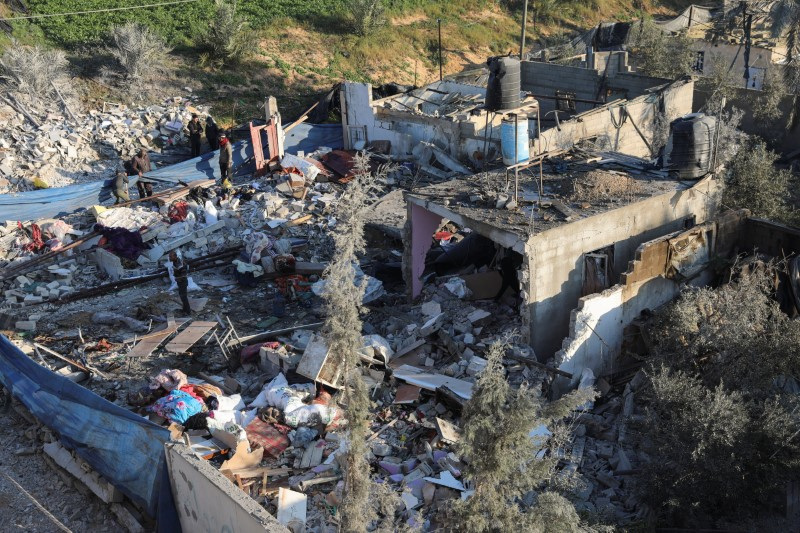 &copy; Reuters. فلسطينيون يتفقدون آثار الدمار التي لحقت بأحد المنازل في رفح بجنوب غزة جراء غارة إسرائيلية على القطاع يوم الثلاثاء . تصوير : عرفات بربخ - رويت