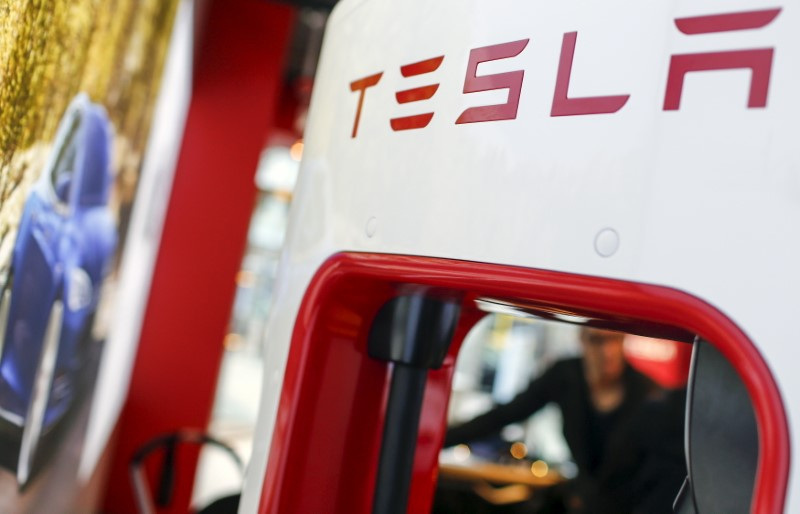 &copy; Reuters. Un logo Tesla chez un concessionnaire à Berlin. /Photo d'archives/REUTERS/Hannibal Hanschke