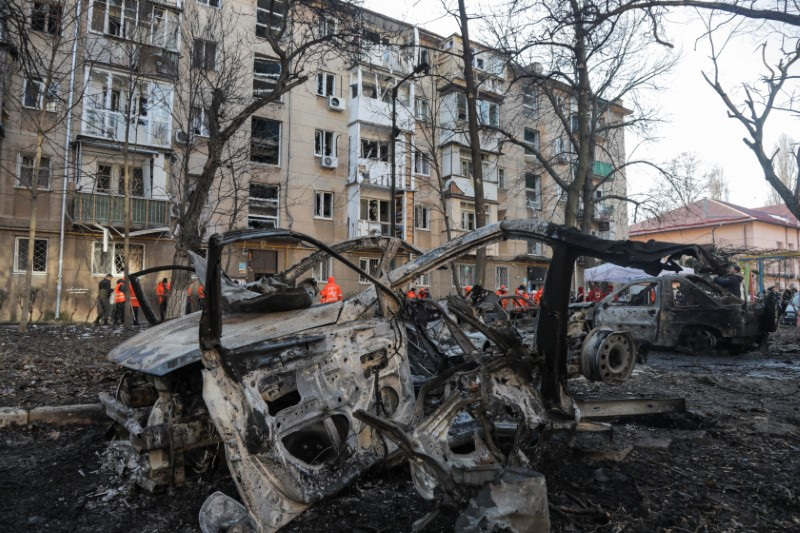 &copy; Reuters. Coches destruidos y un edificio de apartamentos dañado durante un ataque de drones rusos, en medio del ataque de Rusia a Ucrania, en Odesa, Ucrania. 17 de enero 2024. REUTERS/Stringer