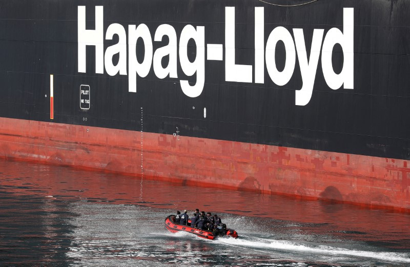 &copy; Reuters. FOTO DE ARCHIVO. El logo de Hapag-Lloyd en un buque portacontenedores, en Valparaíso, Chile. 11 de enero de 2024. REUTERS/Rodrigo Garrido