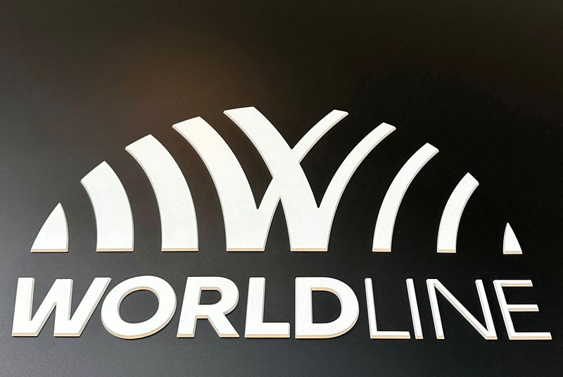 &copy; Reuters. Le logo Worldline au siège de la société dans le quartier d'affaires de La Défense. /Photo prise le 26 octobre 2023/REUTERS/Gonzalo Fuentes