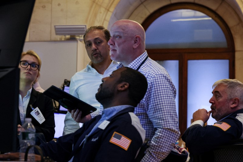 &copy; Reuters. FILE PHOTO: Traders work on the floor at the New York Stock Exchange (NYSE) in New York City, U.S., December 15, 2023.  REUTERS/Brendan McDermid/File Photo