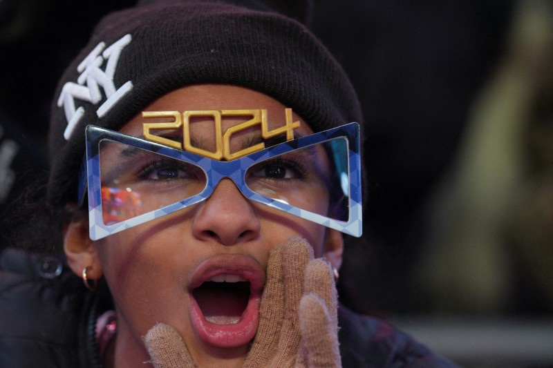 &copy; Reuters. A reveller wearing 2024 glasses looks on in Times Square during the celebrations of New Year's Eve, in New York City, New York, U.S., December 31, 2023. REUTERS/Jeenah Moon/File Photo