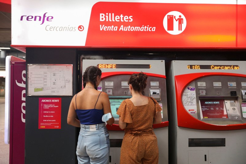 &copy; Reuters. FOTO DE ARCHIVO. Pasajeras compran billetes de tren de Renfe en la estación de Atocha, en Madrid, España. 30 de agosto de 2022. REUTERS/Isabel Infantes