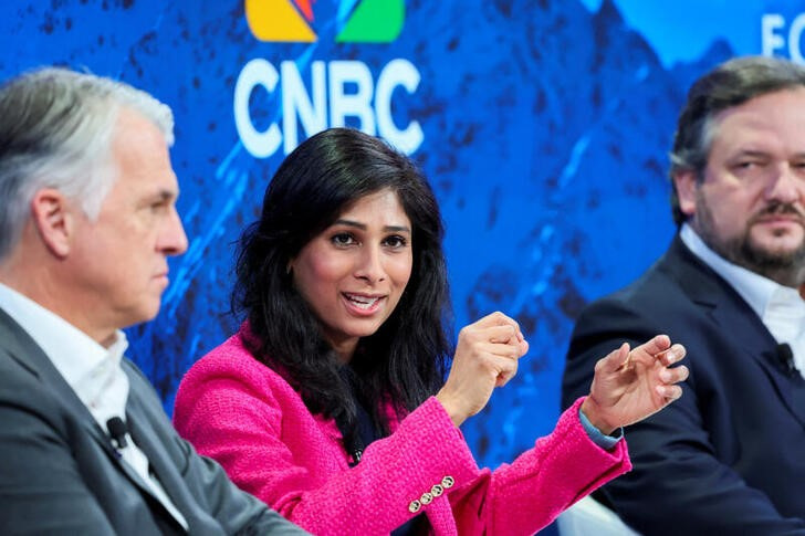 &copy; Reuters. La primera subdirectora gerente del FMI, Gita Gopinath, participa en un panel en el Foro Económico Mundial en Davos, Suiza. 17 enero 2024. REUTERS/Denis Balibouse