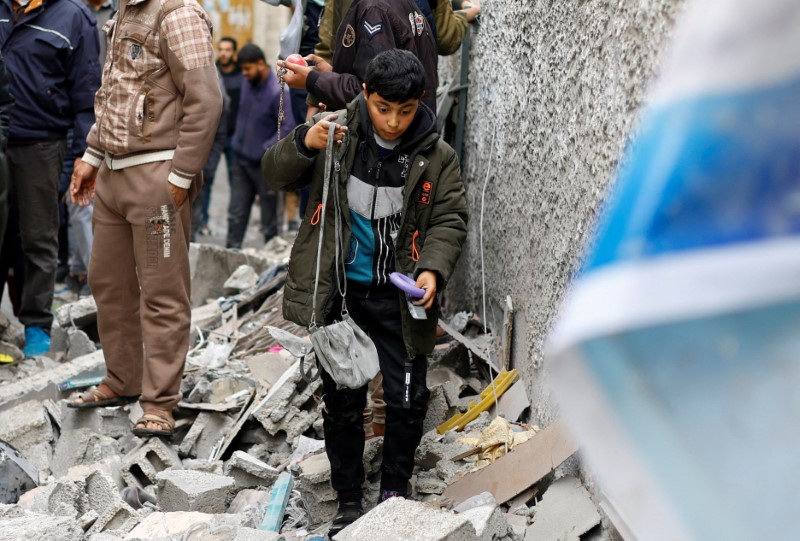 &copy; Reuters. A Palestinian walks at the site of an Israeli strike, amid the ongoing conflict between Israel and the Palestinian Islamist group Hamas, in Rafah in the southern Gaza Strip, January 17, 2024. REUTERS/Ibraheem Abu Mustafa