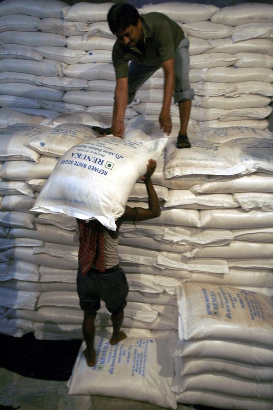 &copy; Reuters. Trabalhador carrega saca de açúcar em Siliguri
16/09/2009
REUTERS/Rupak De Chowdhuri