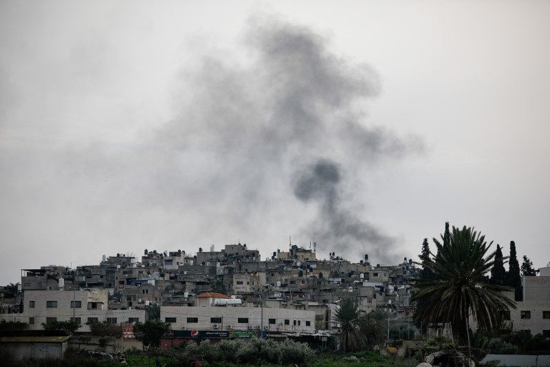 &copy; Reuters. دخان يتصاعد عقب هجوم إسرائيلي علي طولكرم بالضفة الغربية يوم الأربعاء. تصوير: رنين صوافطة - رويترز.
