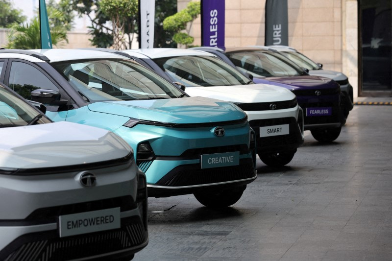 &copy; Reuters. FILE PHOTO: Tata Motors' Nexon and the electric vehicle Nexon.ev are seen parked for display outside a hotel ahead of its launch in New Delhi, India, September 14, 2023. REUTERS/Anushree Fadnavis/File Photo