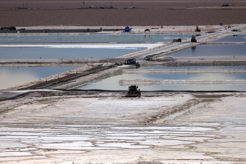 &copy; Reuters. FILE PHOTO: A general view shows the brine pools of Albemarle Chile lithium plant placed on the Atacama salt flat, Chile, May 4, 2023. REUTERS/Ivan Alvarado/File Photo 