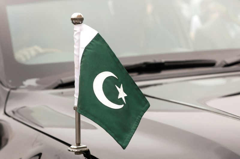 © Reuters. العلم الباكستاني مثبت على سيارة مسؤول باكستاني خلال احتفال بمناسبة يوم الاستقلال في مدينة كراتشي في يوم 14 أغسطس آب 2023 . تصوير : أختر سومرو -رويترز .  