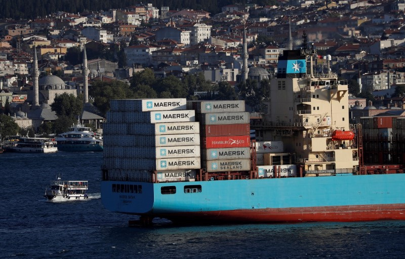 &copy; Reuters. Le porte-conteneurs Maersk Batam navigue dans le Bosphore, en route vers la mer Méditerranée, à Istanbul. /Photo d'archives/REUTERS/Murad Sezer