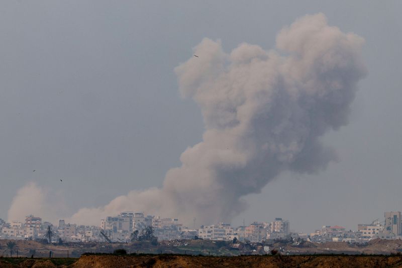 &copy; Reuters. دخان يتصاعد فوق غزة كما يظهر من جنوب إسرائيل يوم الأربعاء. تصوير: تايرون سيو - رويترز.