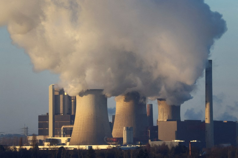 © Reuters. FILE PHOTO: A view of the Weisweiler coal power plant of German utility RWE in Weisweiler Germany, January 17, 2023 REUTERS/Wolfgang Rattay/File Photo 