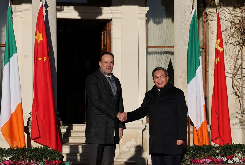 &copy; Reuters. アイルランドの首都ダブリンを訪問中の中国の李強首相は１７日、中国はアイルランドとの経済・貿易分野での協力、特にグリーンテクノロジーやデジタル経済といった「大きな可能性」を