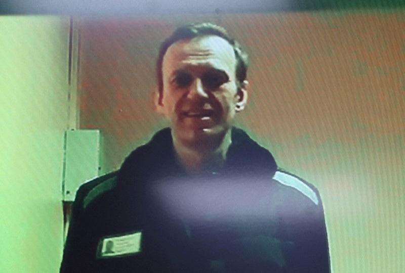 &copy; Reuters. FOTO DE ARCHIVO: El líder opositor ruso Alexei Navalny es visto en una pantalla a través de enlace de vídeo desde una colonia penal en la región de Vladimir durante una audiencia en el tribunal de distrito Basmanny en Moscú, Rusia 26 de abril 2023. R
