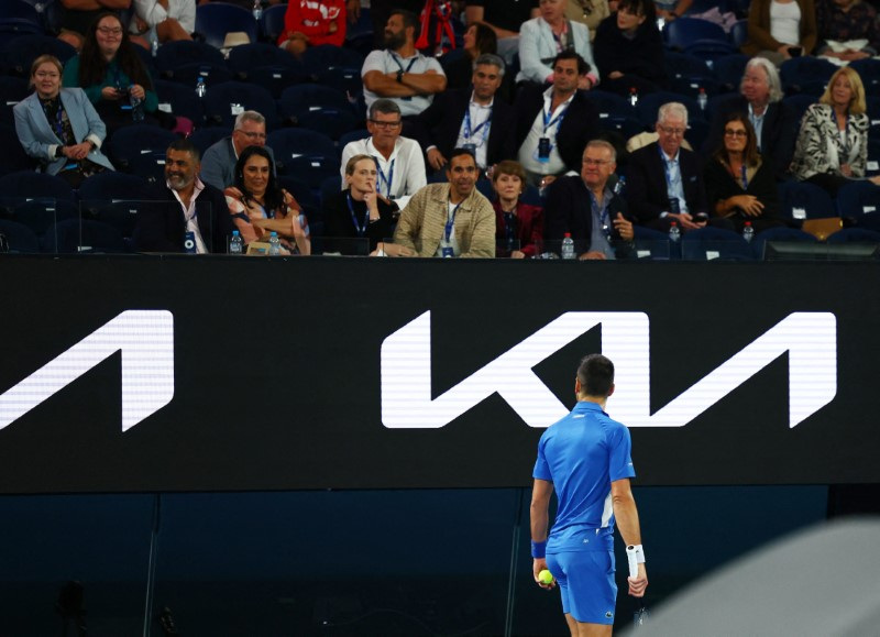 &copy; Reuters. Tenis - Abierto de Australia - Melbourne Park, Melbourne, Australia - 17 de enero de 2024. El serbio Novak Djokovic reacciona hacia el público durante su partido de segunda ronda contra el australiano Alexei Popyrin. REUTERS/Edgar Su
